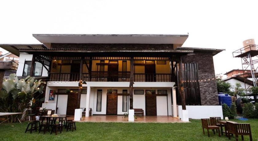 Croissant Hotel And Cafe Чианграй Экстерьер фото